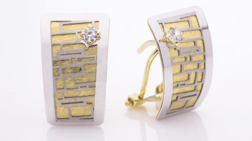 Pendiente de oro en su color y oro blanco de 18 Kt con una circonita