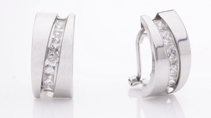 Pendiente de oro blanco de 18 Kt y circonitas