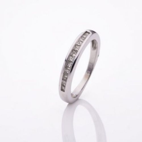 solitario de oro blanco de 18 Kt y diamantes