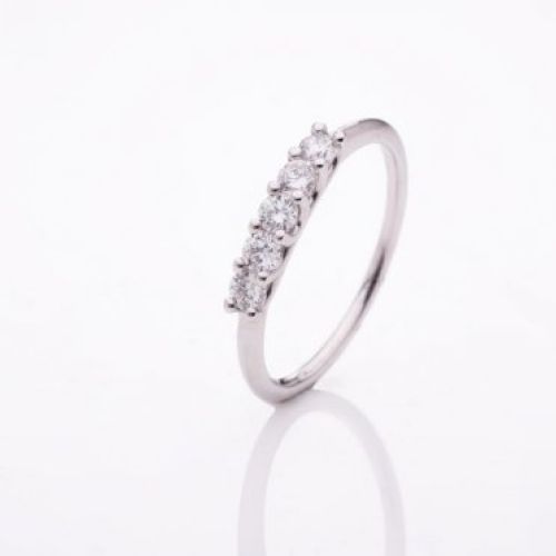 solitario de oro blanco de 18 Kt y diamantes