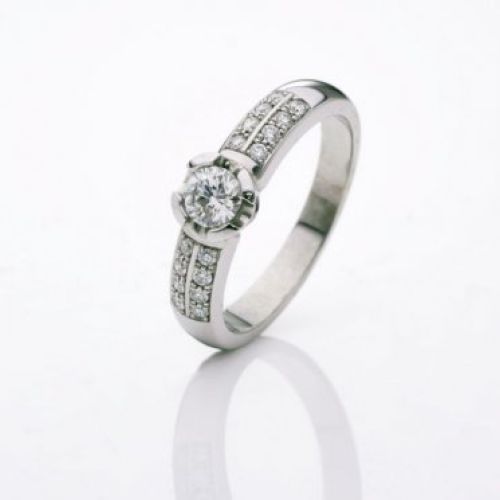 anillo oro blanco y diamantes