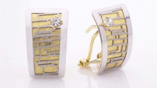 Pendiente de oro en su color y oro blanco de 18 Kt con una circonita